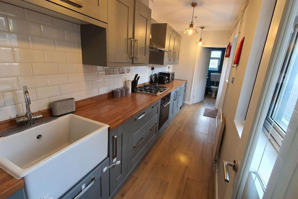 Contractors-City Centre-Parking-Sleeps 9 -Smart Tv, 2 Bathrooms! Coventry Esterno foto