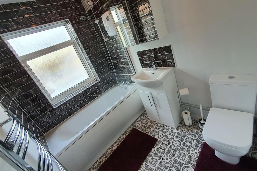 Contractors-City Centre-Parking-Sleeps 9 -Smart Tv, 2 Bathrooms! Coventry Esterno foto